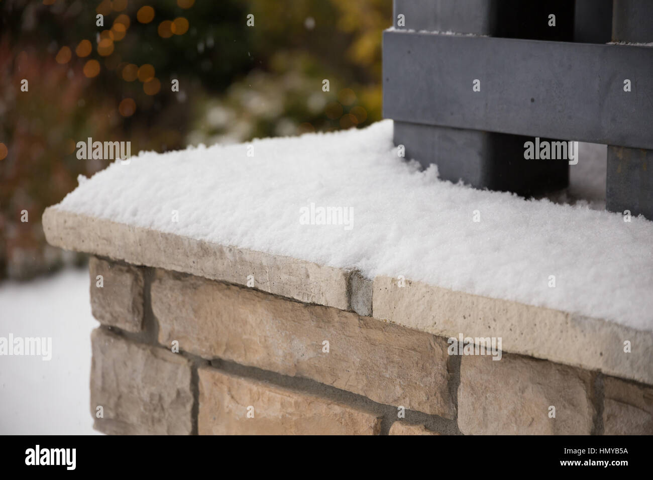 Neve su una spessa battuta di pietra di inverno in Eugene, Oregon. Foto Stock