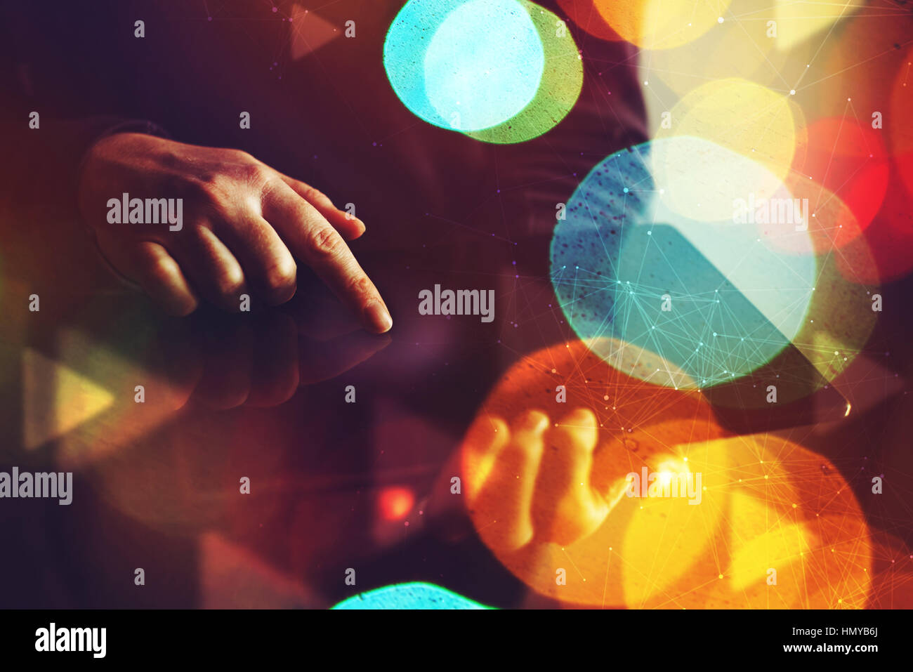 Close up di mani femminili tramite digital computer tablet, abstract bassa composizione chiave con colorati bokeh di luce. Donna premendo dispositivo touch-screen. Foto Stock