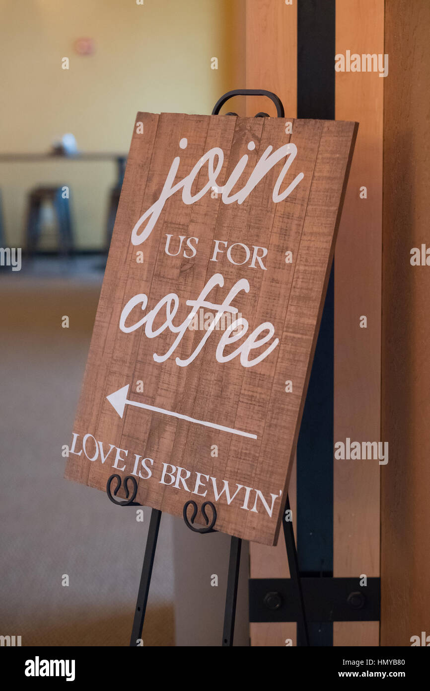 Segno legge unitevi a noi per un caffè, amore è brewin' in una caffetteria di nozze in Oregon. Foto Stock