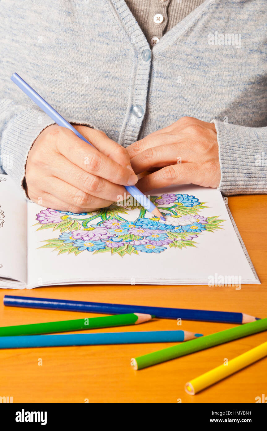 La donna la colorazione di un libro da colorare per adulti, mindfulness concept Foto Stock