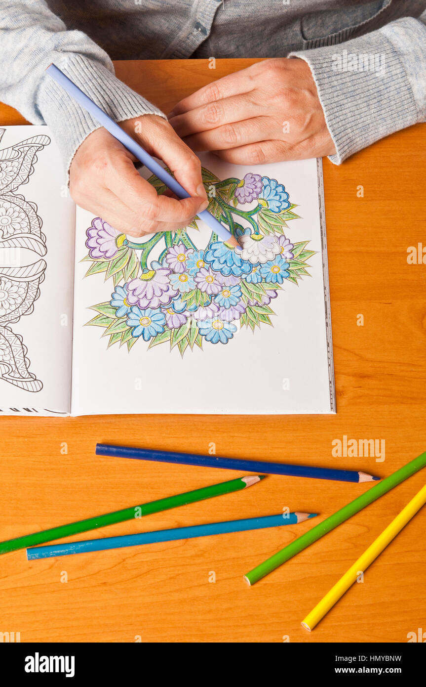 La donna la colorazione di un libro da colorare per adulti, mindfulness concept Foto Stock