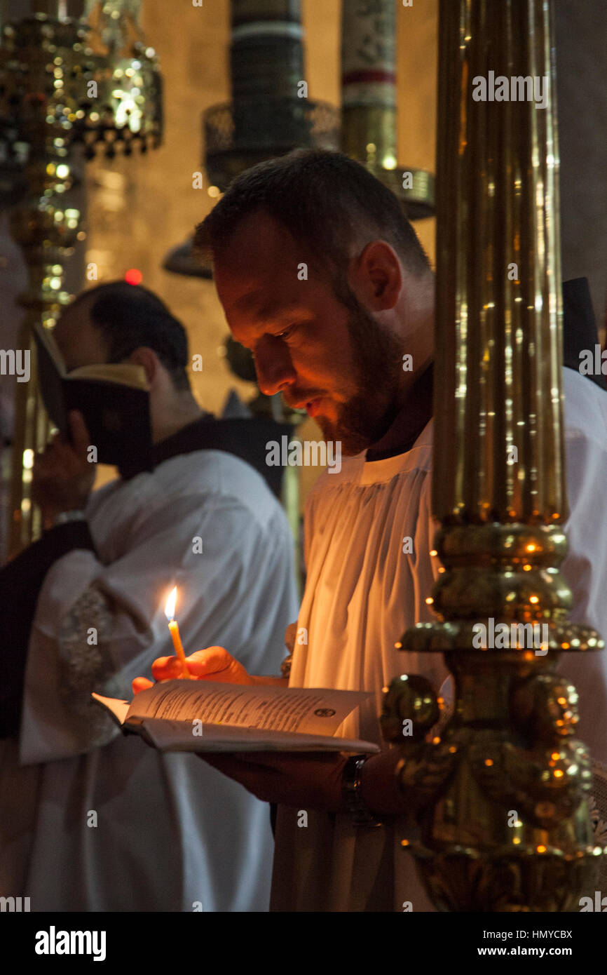 Gerusalemme, Israele - 15 giugno 2014: la chiesa cattolica romana Monaco di fronte al edicula, luogo ritiene essere la tomba di Cristo durante la processione quotidiana Foto Stock