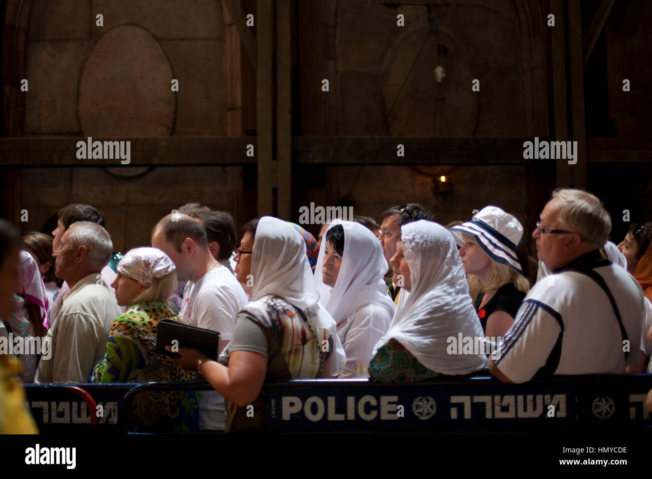 Gerusalemme, Israele - 30 maggio 2014: pellegrini affollano davanti all'ingresso di aedicula, luogo ritiene essere la tomba di Cristo. aedicula è circondata Foto Stock
