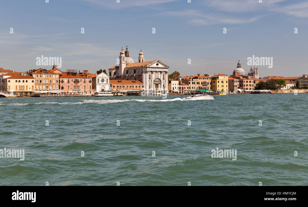 Vista sulla laguna di Venezia con la chiesa di Santa Maria del Rosario dei Gesuati comunemente conosciuto come Il Gesuati, Italia. Foto Stock