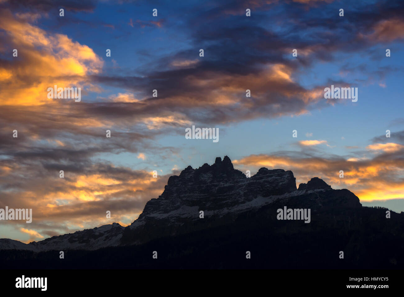 Tramonto nelle Dolomiti, montagne intorno a famosa stazione sciistica di Cortina D'Ampezzo Foto Stock