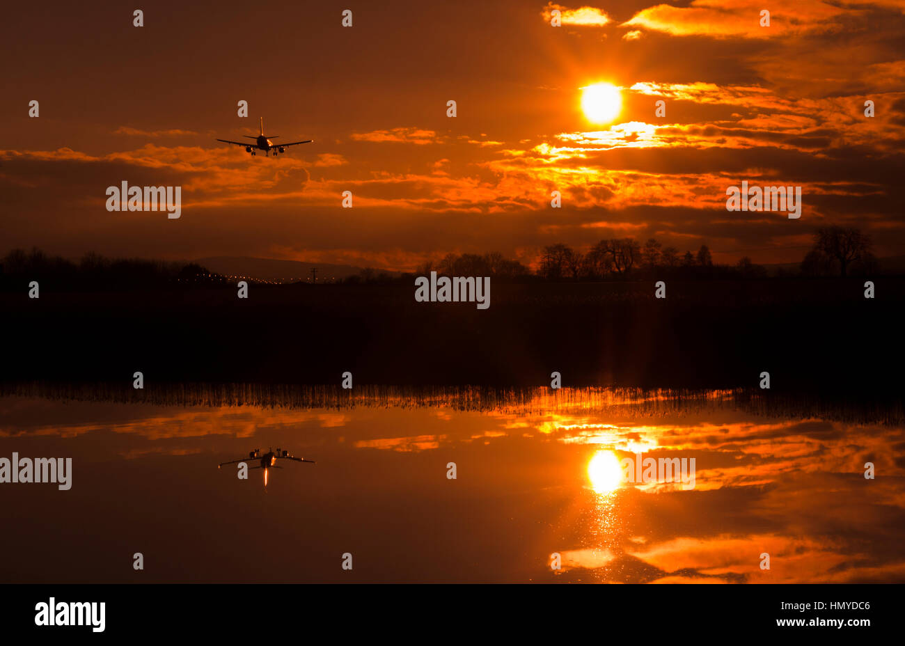 Piano di atterraggio in aeroporto di Glasgow in sunset Foto Stock