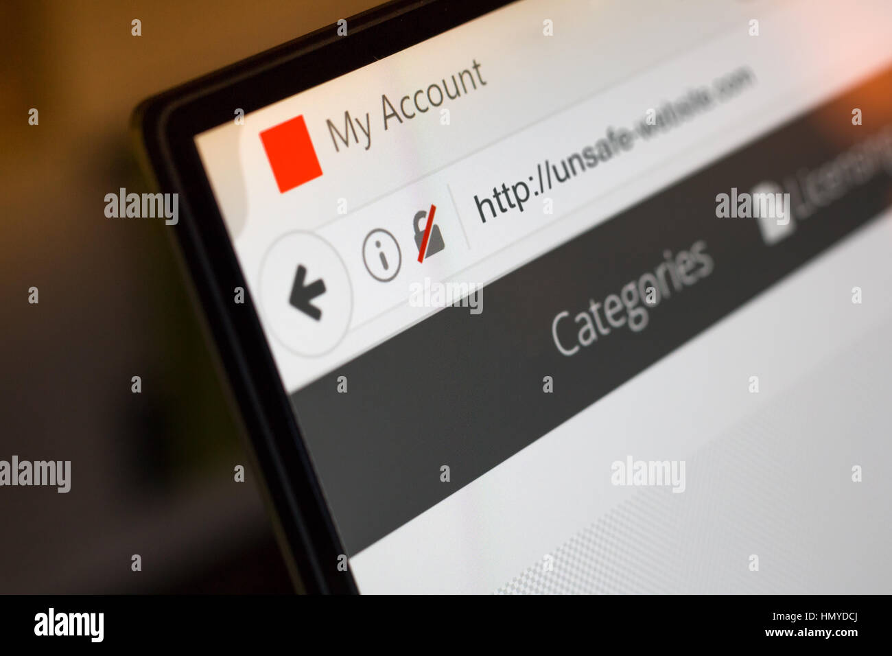 Avviso del browser per un collegamento non crittografato mentre si è connessi a un sito web su un computer portatile. Profondità di campo. Foto Stock