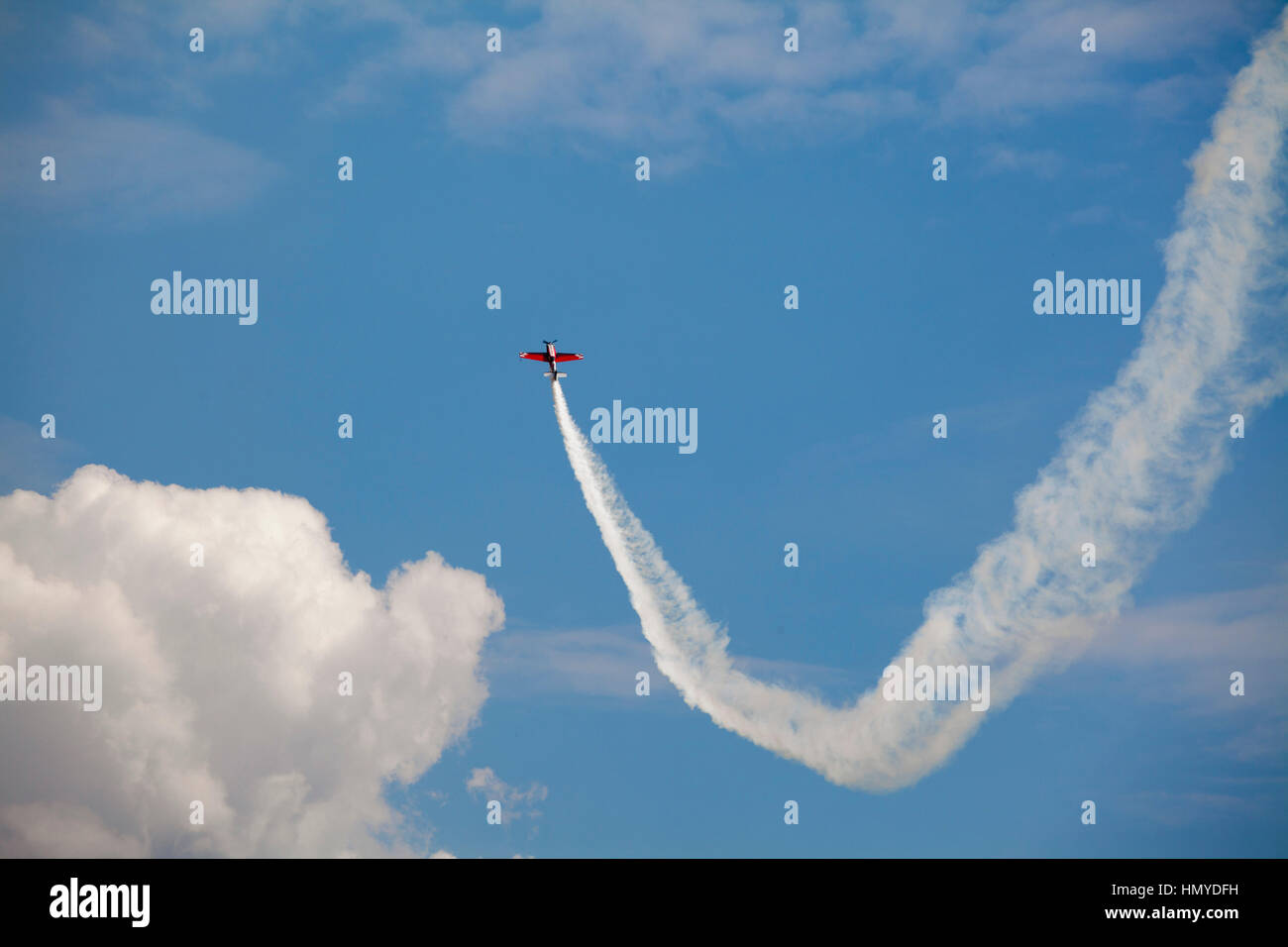 Skydiving aereo nel cielo con una traccia di fumo Foto Stock