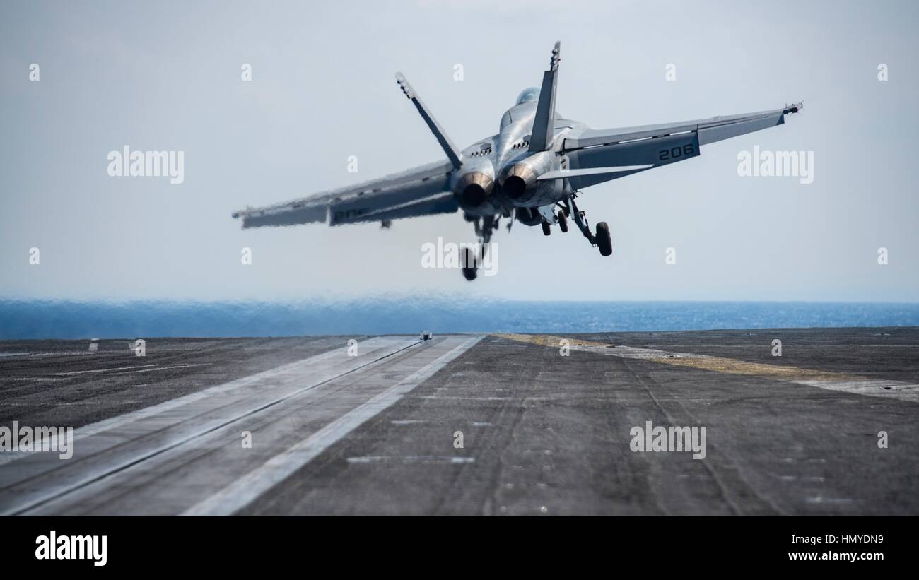 Un U.S. Navy F/A-18E Super Hornet fighter aircraft lancia dal ponte di volo dell'USN Nimitz-class supercarrier USS Carl Vinson 16 gennaio 2017 nell'Oceano Pacifico. Foto Stock