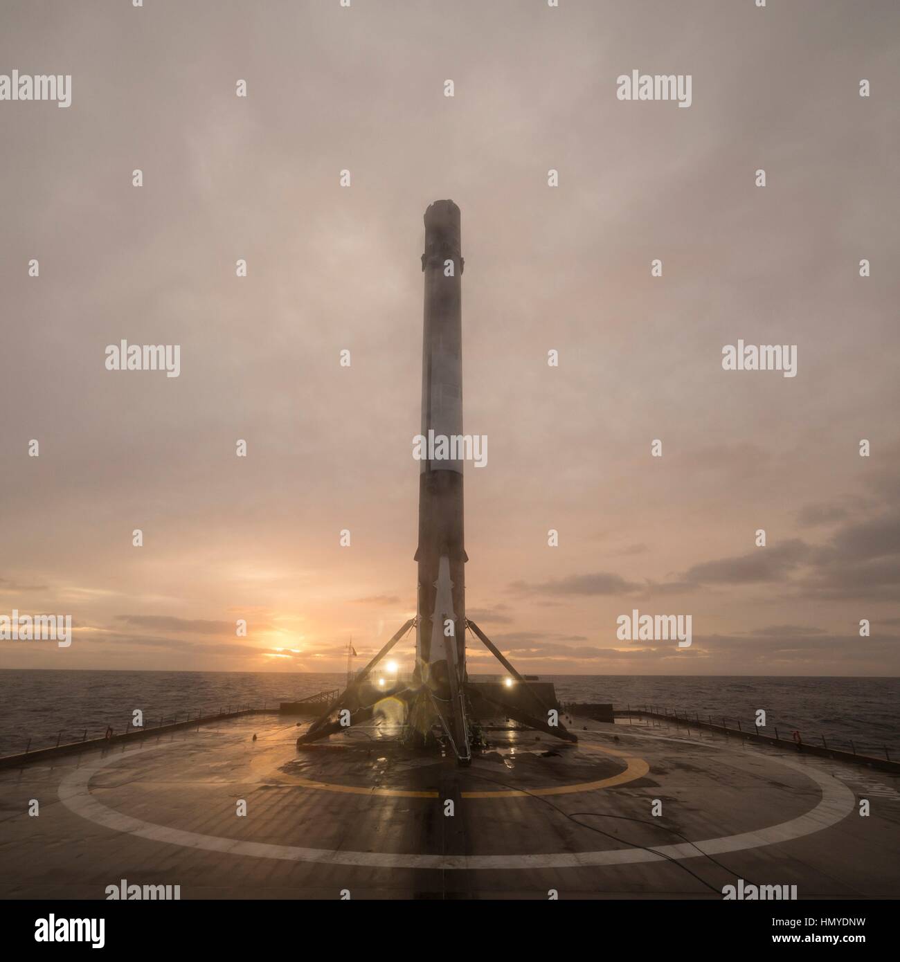 La SpaceX Falcon 9 riutilizzabile terre a razzo con successo per la nave drone basta leggere le istruzioni dopo il lancio dalla base aerea di Vandenberg e trasportare un carico utile di 10 iridio accanto i satelliti in orbita 14 gennaio 2017 nell'Oceano Pacifico. Foto Stock