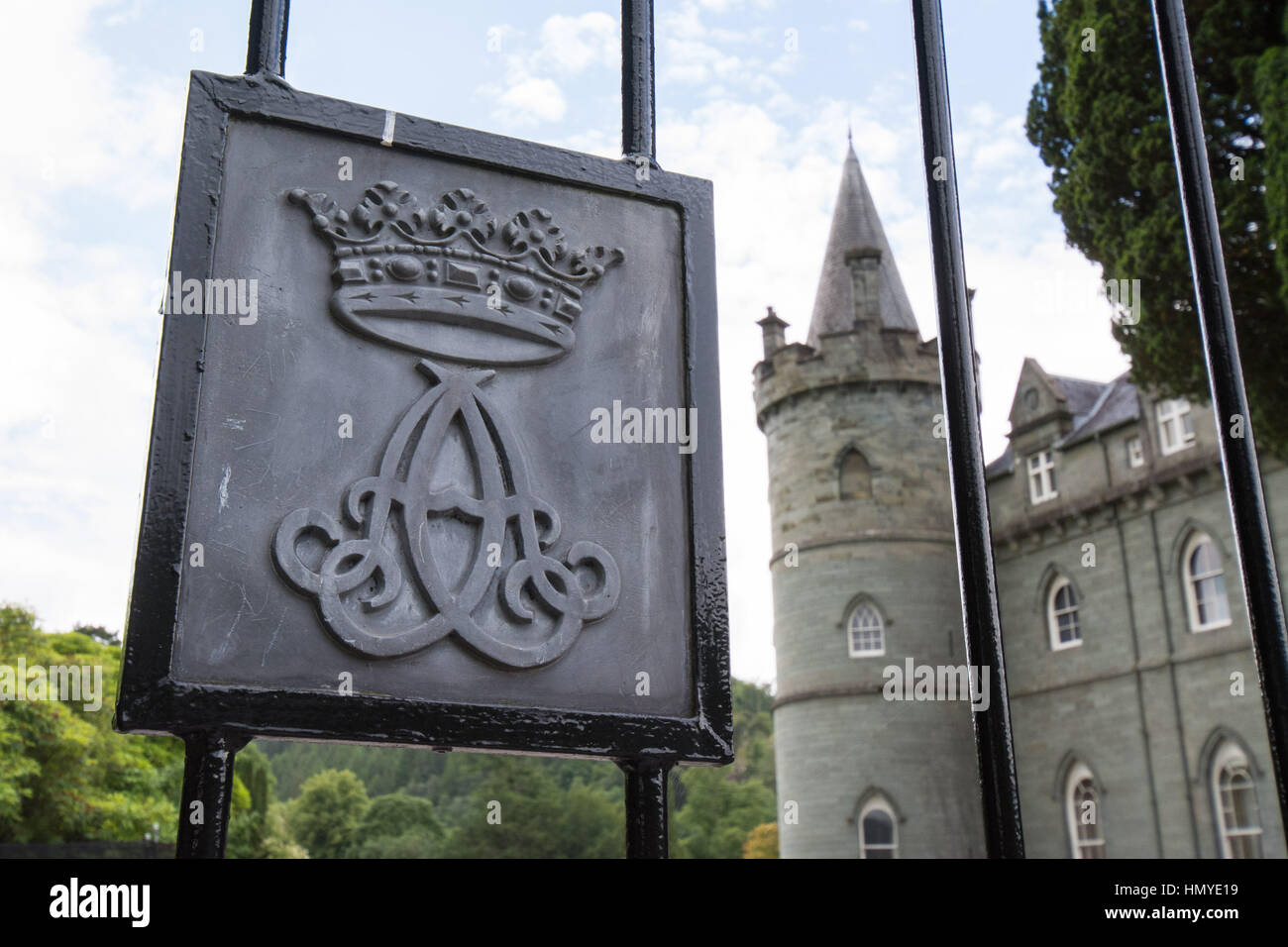 Il monogramma del ottavo Duca di Argyll sui cancelli di Inveraray Castle, Scotland, Regno Unito Foto Stock