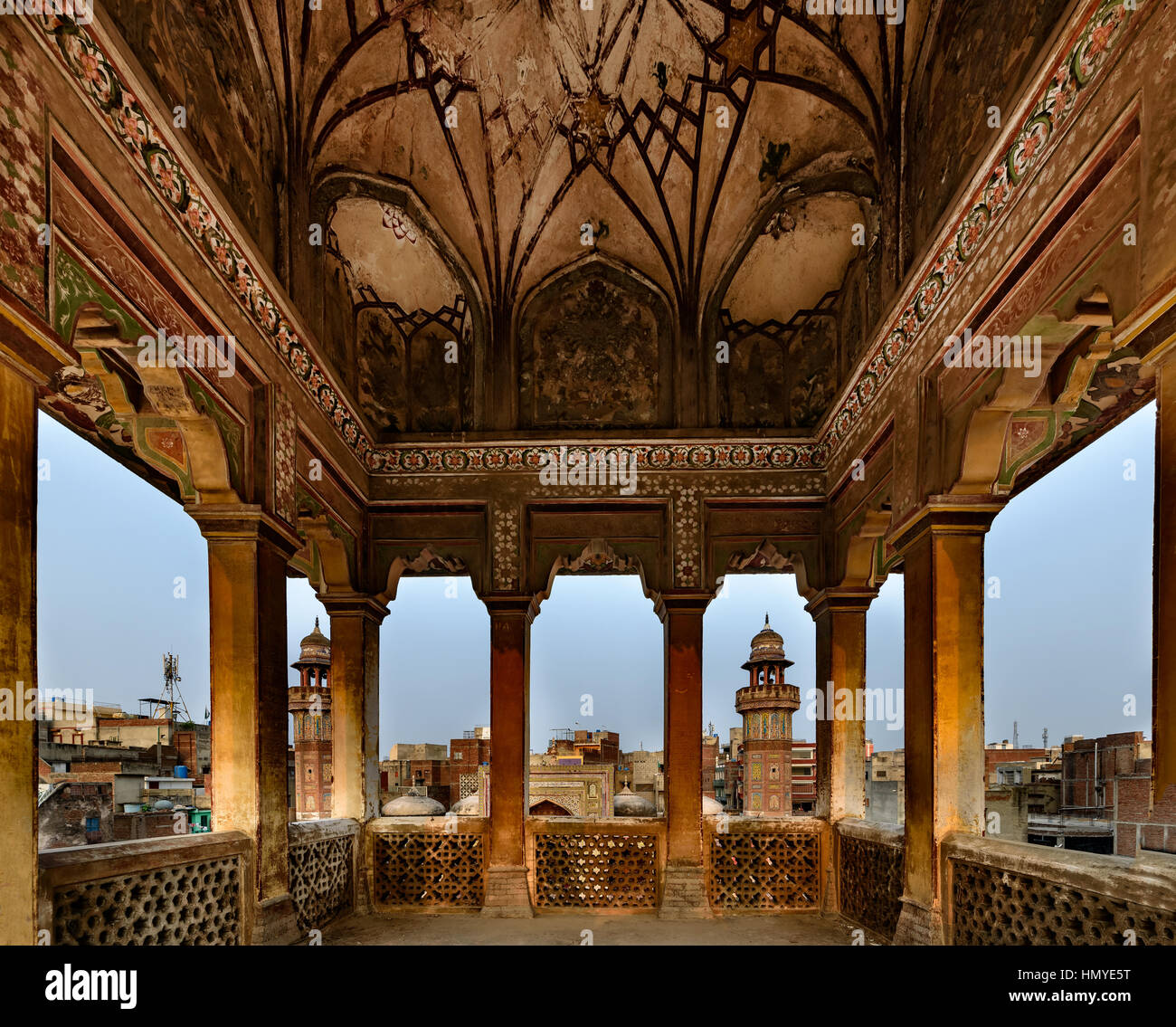 Architettura di Mughal combina il persiano ,Turco e gli stili indiani & può essere identificare queste strutture mediante le loro ampie cupole e torri alte. Foto Stock