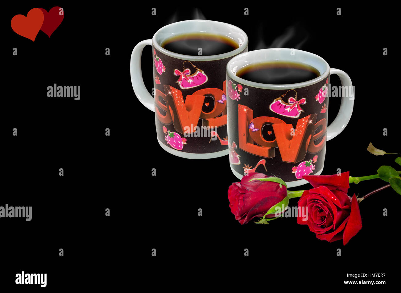 Sfondo romantico contenuto decorate con tazze da caffè con nero caffè fumante e rose rosse. Un amore romantico San Valentino di concetto. Foto Stock