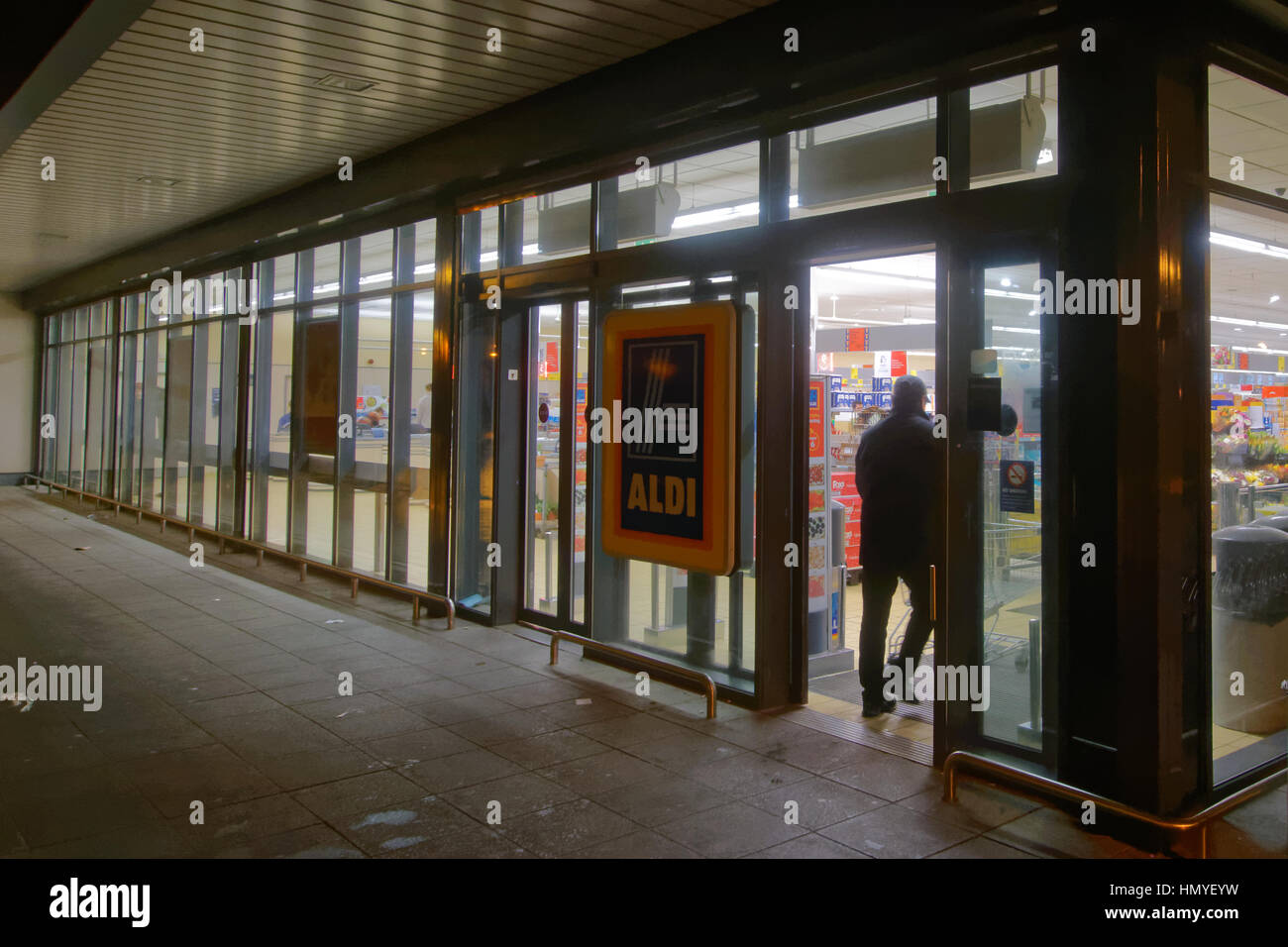 Aldi late night shoppimg negozio più frequentato in Scozia Aldi Great Western Road 4 Knightscliffe Avenue Glasgow Glasgow City G13 2TG Foto Stock