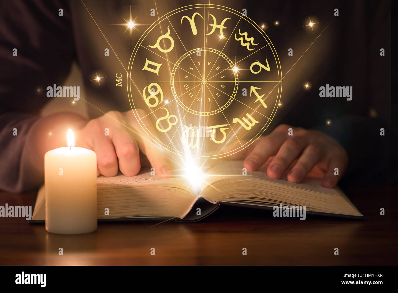 L'uomo la lettura del libro di astrologia Foto Stock