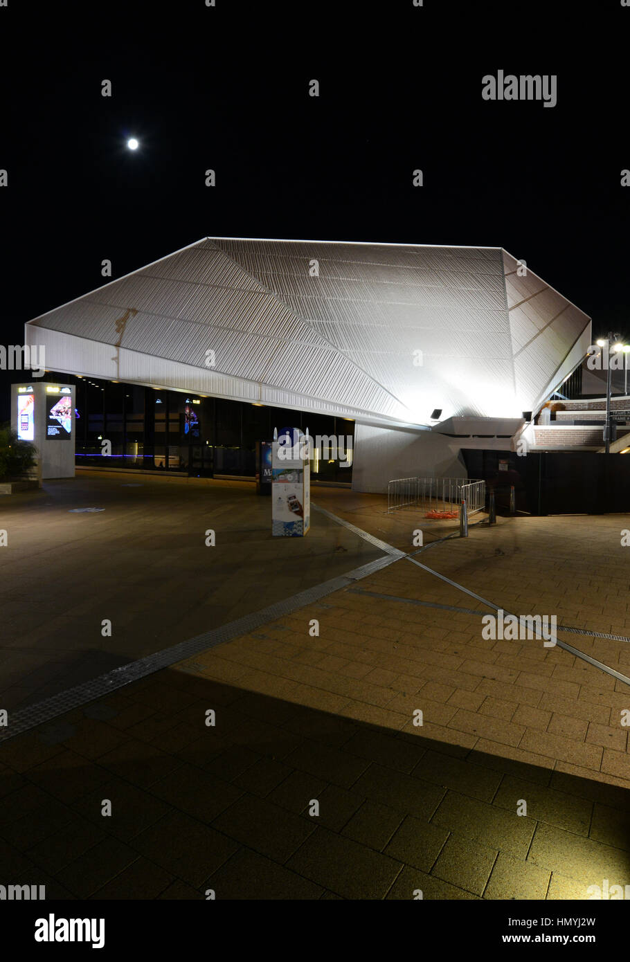 Il festival di Adelaide center building di notte. Foto Stock