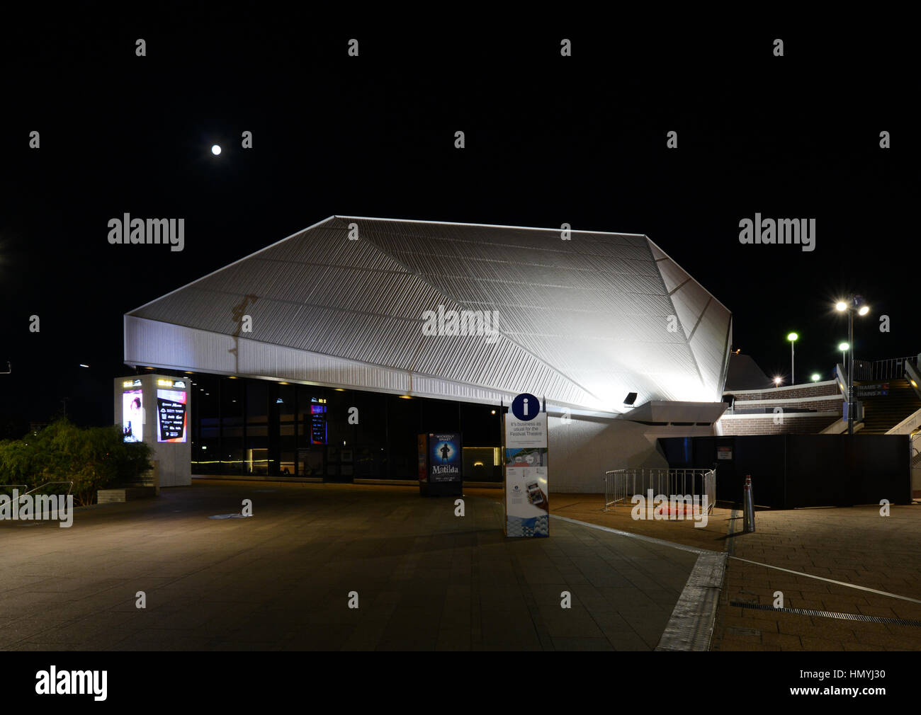 Il festival di Adelaide center building di notte. Foto Stock