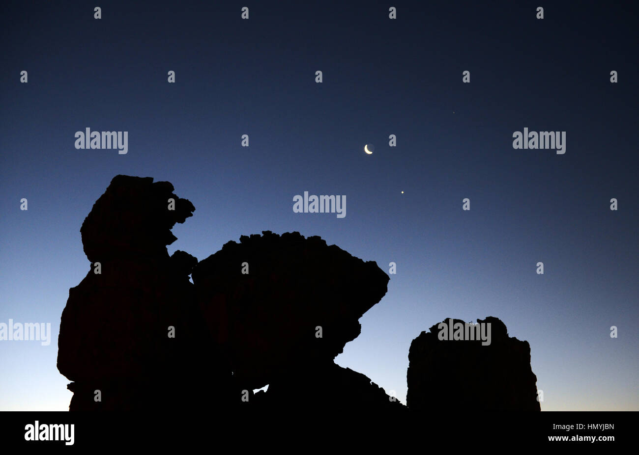 Formazioni di roccia sotto la luna e le stelle. Foto Stock
