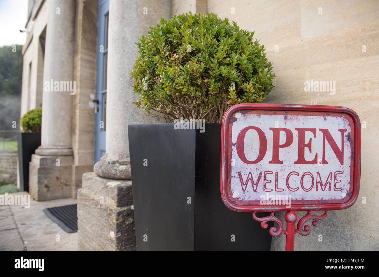 Segno di benvenuto al Painswick Hotel, vicino a Stroud, Gloucestershire REGNO UNITO Foto Stock