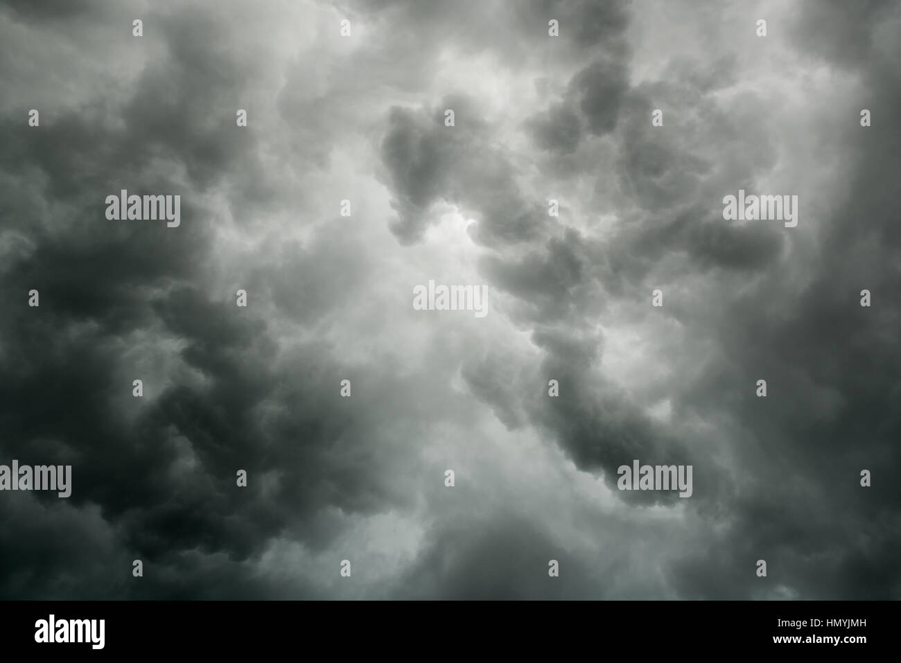 Nuvoloso tempestoso in bianco e nero drammatico sfondo cielo Foto Stock