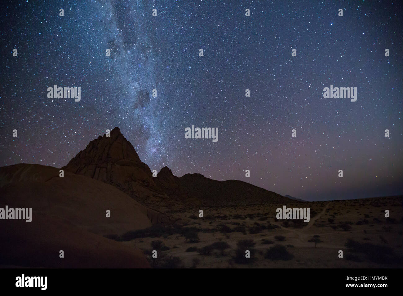 Dettagli del Spitzkoppe Riserva Naturale sotto la Via Lattea, Namibia. Foto Stock