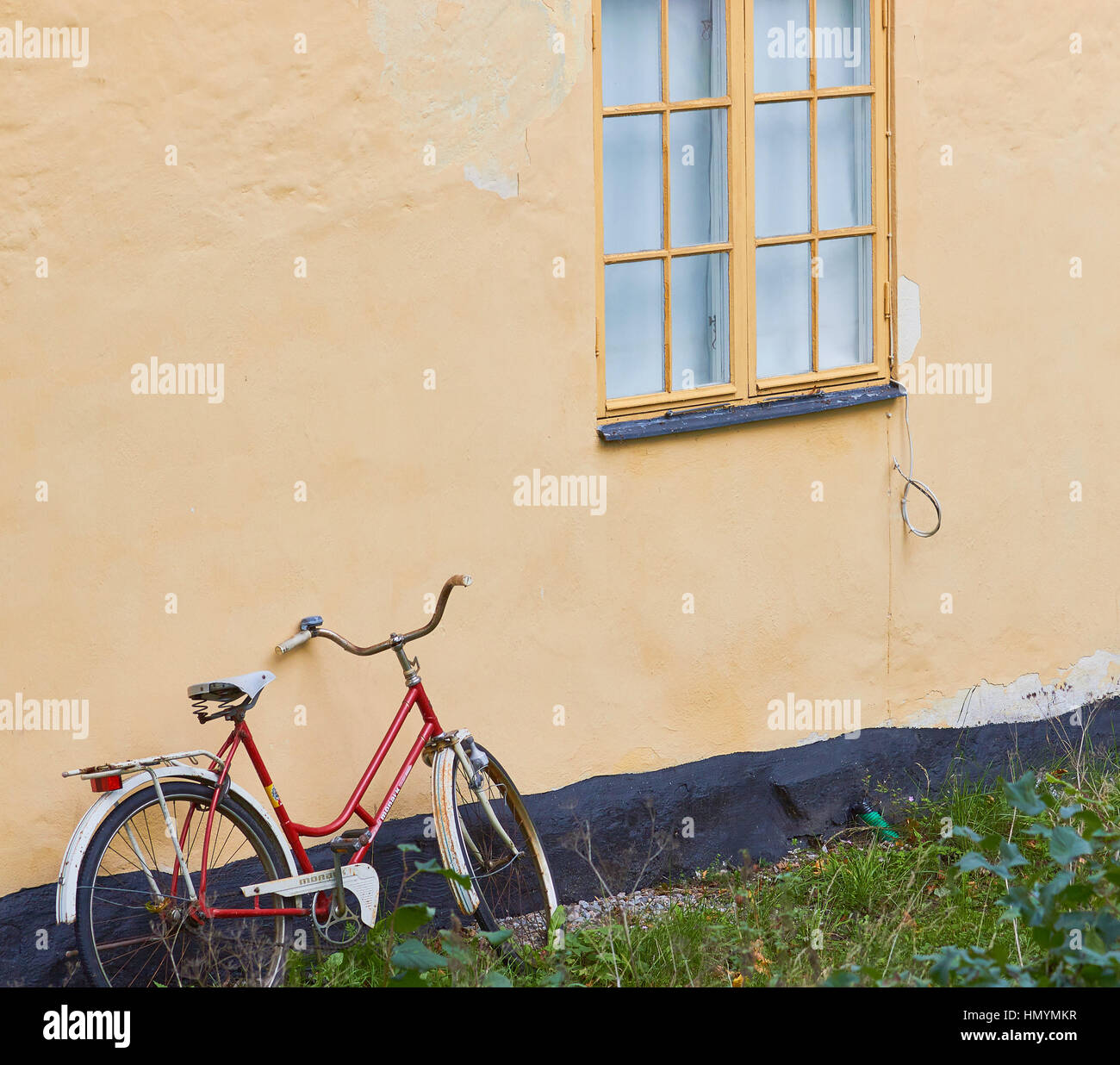 Bicicletta contro la parete del cottage, Uto, arcipelago di Stoccolma, Svezia e Scandinavia Foto Stock