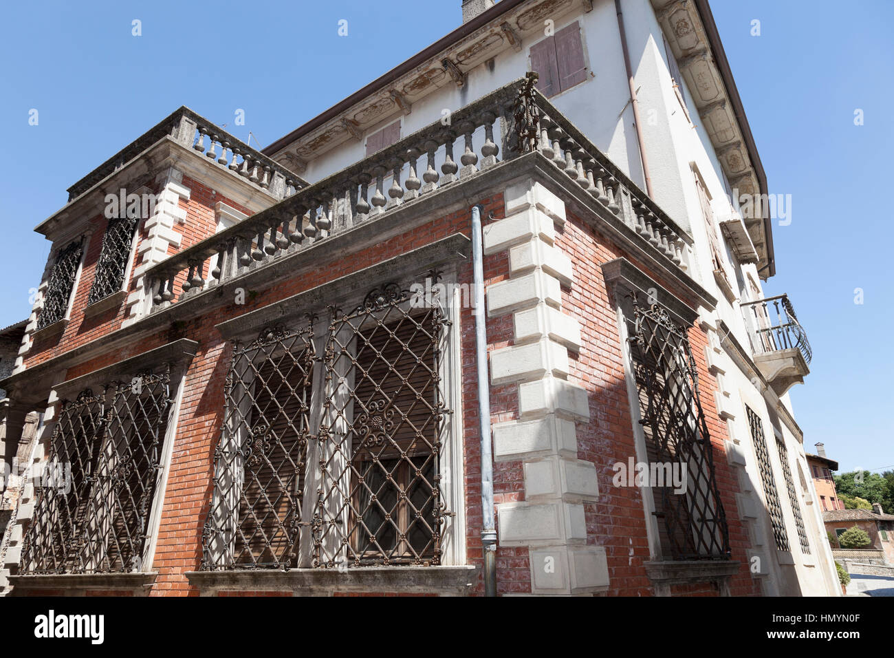 La finestra del mulino con vaso di fiori, Valvasone, Foto Stock