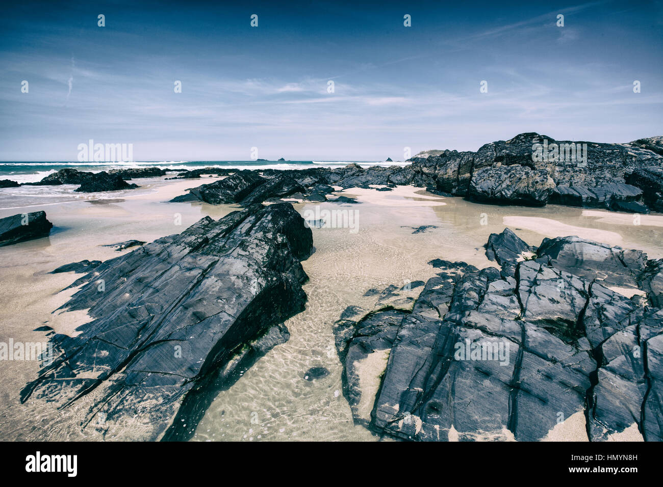 Spiaggia rocciosa sul giorno di estate in Cornovaglia, Inghilterra Foto Stock