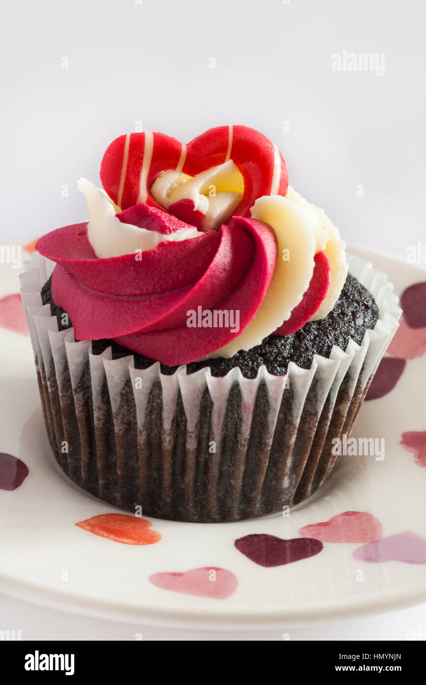 M&S cioccolato lampone & prosecco tortine - torta singolo sulla piastra di cuore - ideale per il giorno di San Valentino, il giorno di san valentino Foto Stock