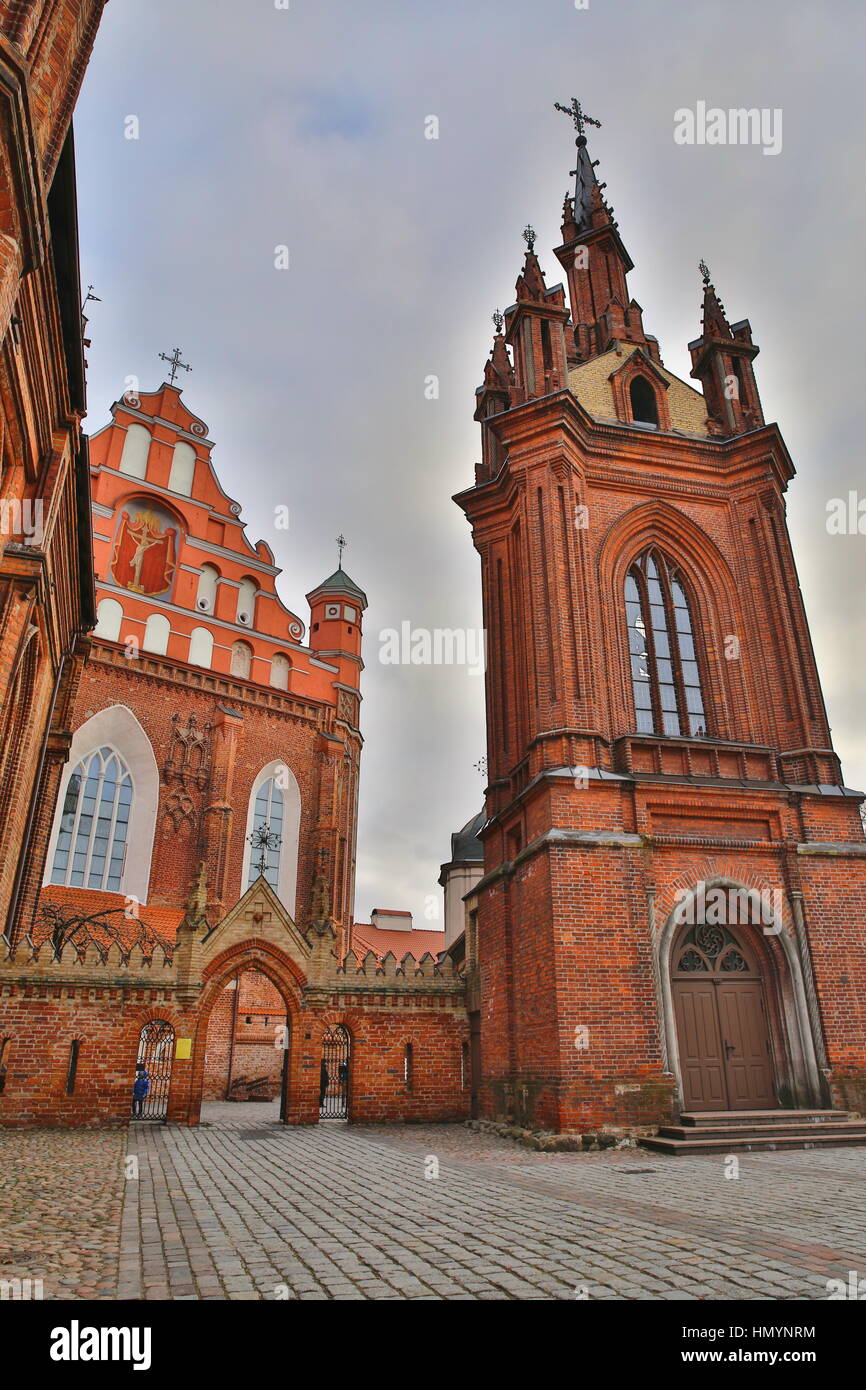 VILNIUS, Lituania: St Anne's Church e Bernardino Chiesa Foto Stock