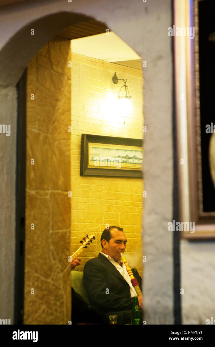 La Turchia. Istanbul. Uomo di fumare shisha Foto Stock
