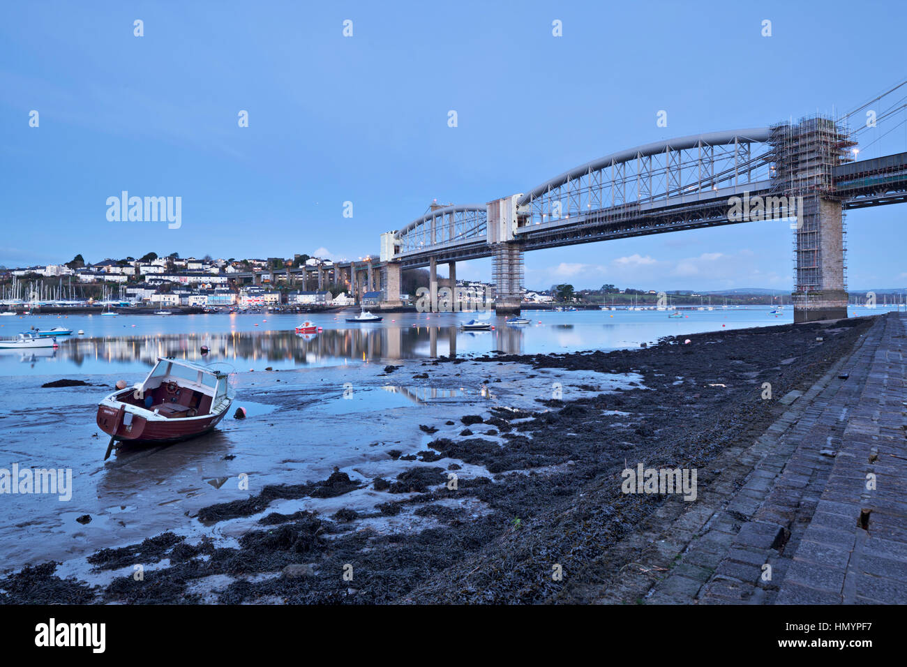Imbarcazione da diporto a Tamar River con il Royal Albert bridge, Saltash, Plymouth Foto Stock