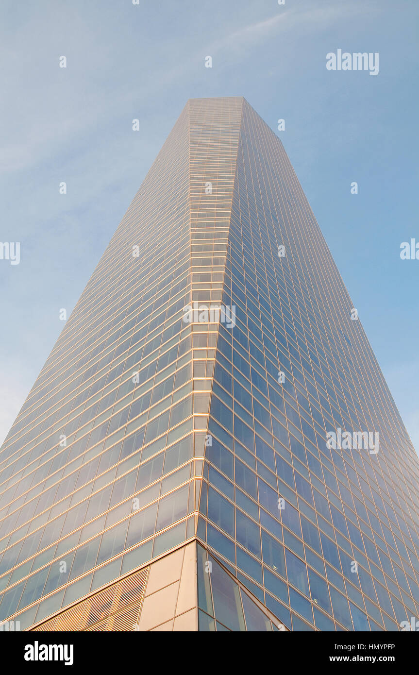 Cristal Tower, vista dal basso. Cuatro Torres Business Area. Madrid. Spagna. Foto Stock