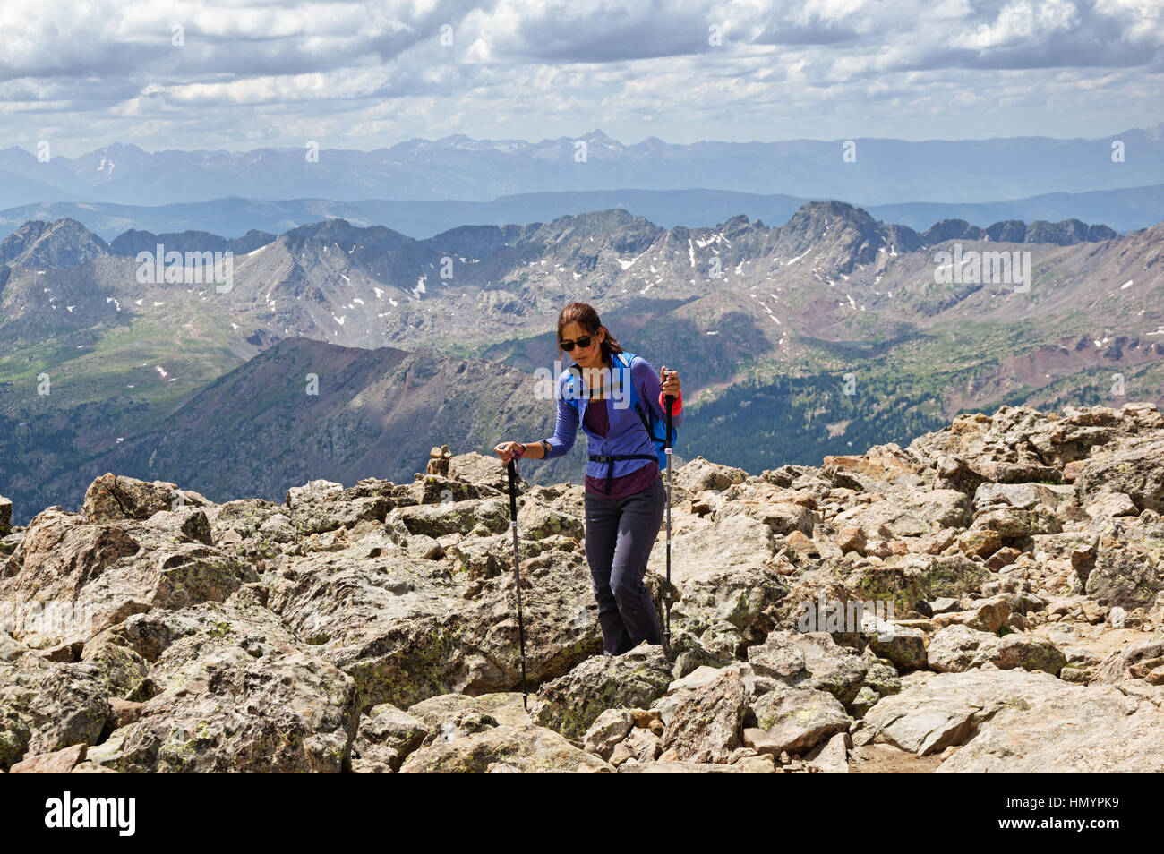 Una donna escursionista si avvicina alla vetta del Monte della Santa Croce in Colorado dopo una lunga escursione Foto Stock
