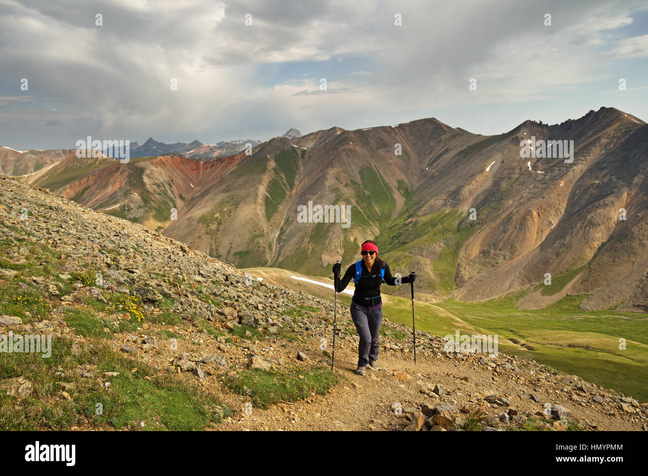 Donna escursionismo alto picco Redcloud nelle montagne di San Juan di Colorado Foto Stock