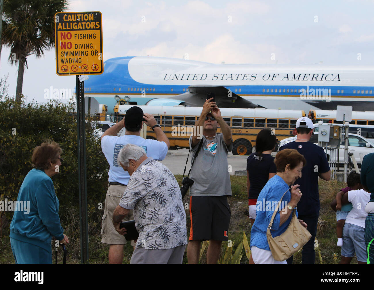 I turisti si riuniscono per vedere e scattare foto di Air Force One, il presidente del velivolo. Il Boeing 747 portato Presidente Trump al suo bianco invernale Hous Foto Stock