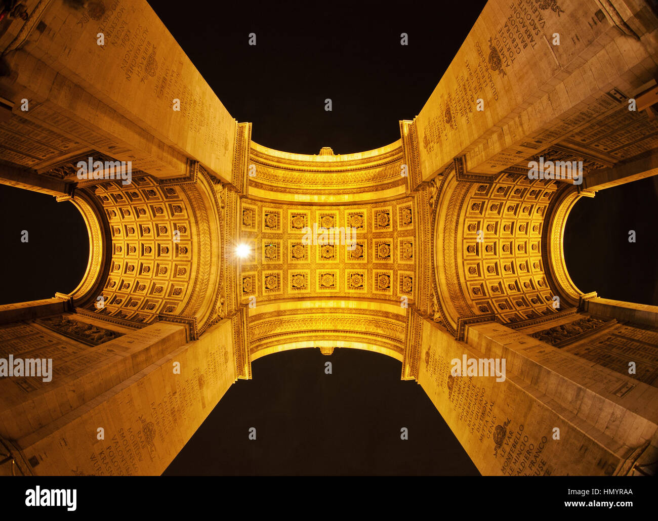 Sotto l'Arc de Triomphe Foto Stock