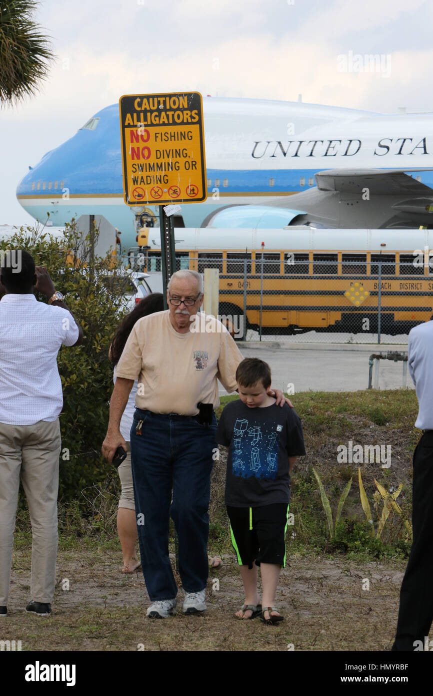 Un segno avverte i turisti di alligatori in un canale come si raduna per vedere e scattare foto di Air Force One, il presidente del velivolo. Il Boeing 747 Foto Stock