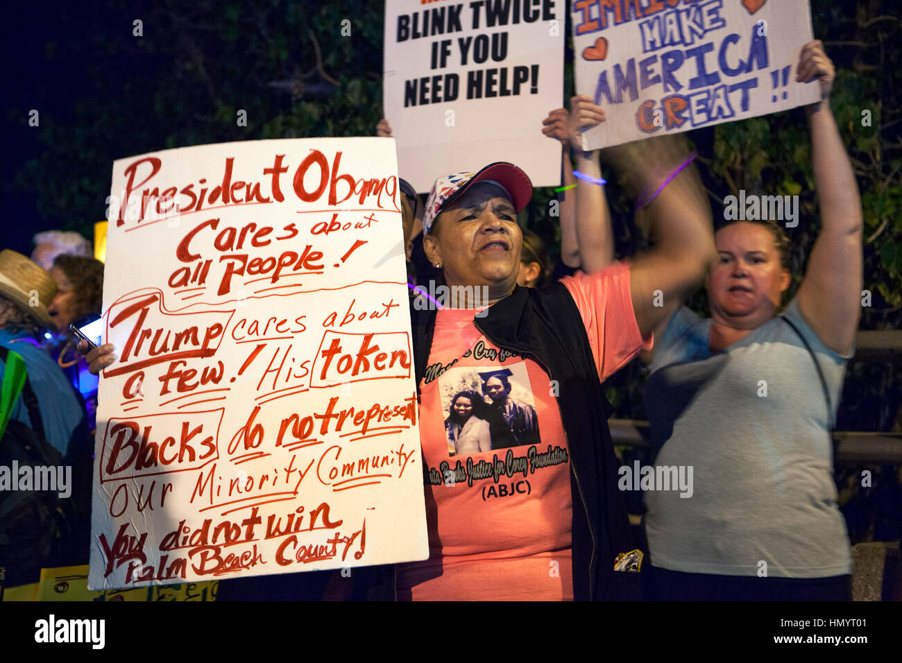 Oltre tremila persone, raccolse e hanno marciato in West Palm Beach per protestare presidente Donald Trump. I manifestanti hanno marciato per un ponte che conduce a Ma Foto Stock