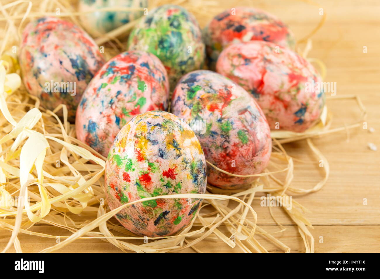 Dipinto a mano le uova di Pasqua su un nido di paglia Foto Stock