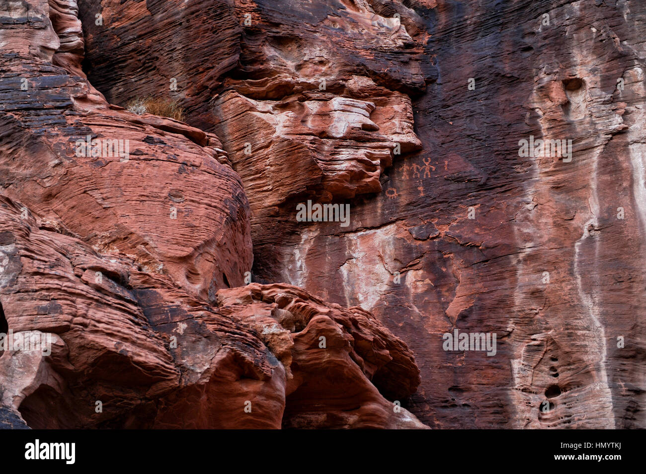 La Valle del Fuoco del parco statale ha duemila anni di petroglifi scolpiti nel massiccio di arenaria rossa formazioni nel deserto Mohave. Foto Stock