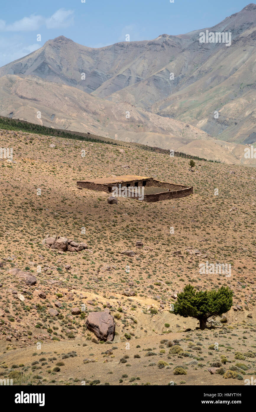 Atlante, nei pressi di Tizi N'Tichka Pass, Marocco. Casa e penna di allevamento sulla collina. Foto Stock