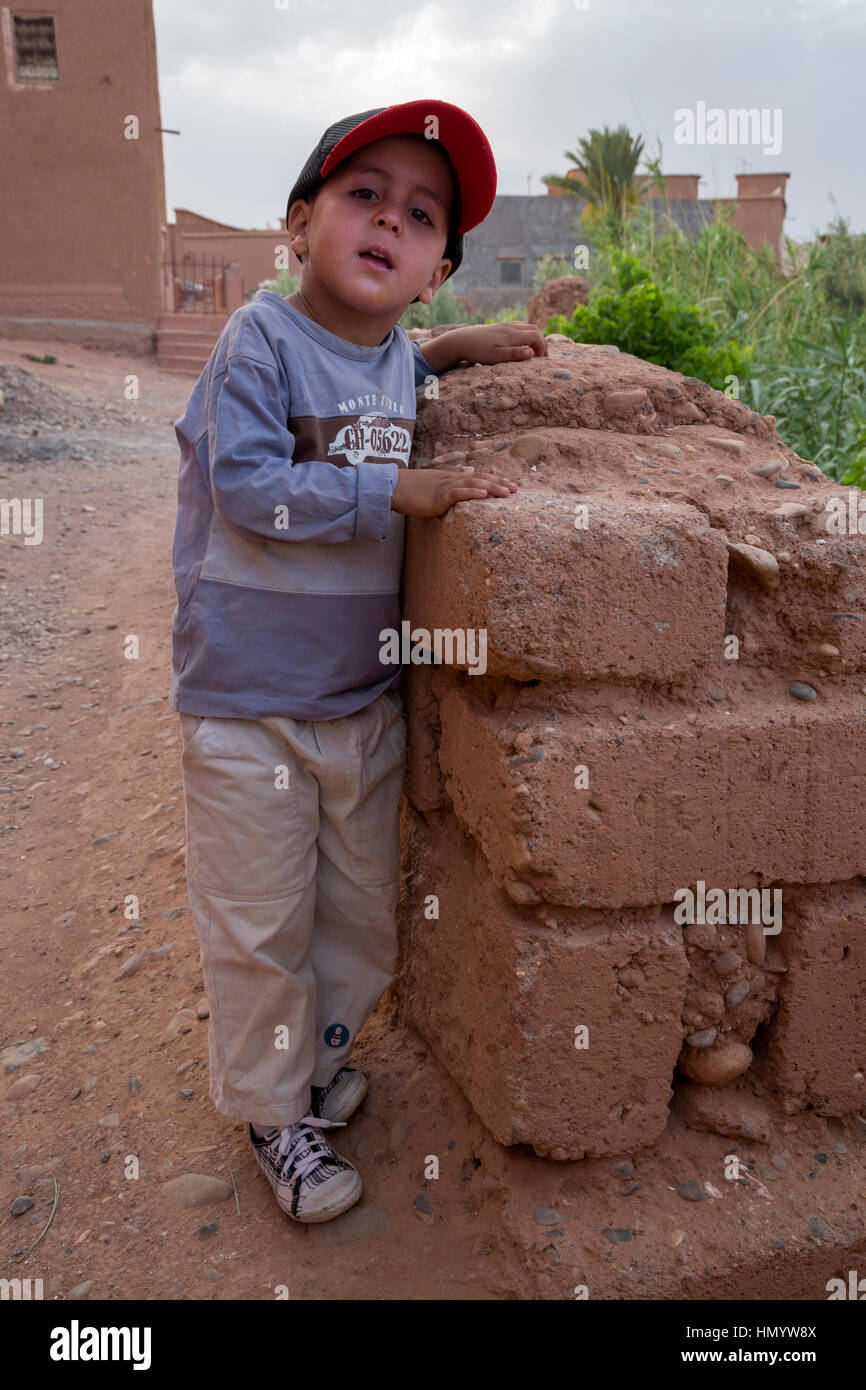 Il Marocco. Little Boy, Ait Benhaddou villaggio, di fronte al sito del Patrimonio Mondiale. Foto Stock