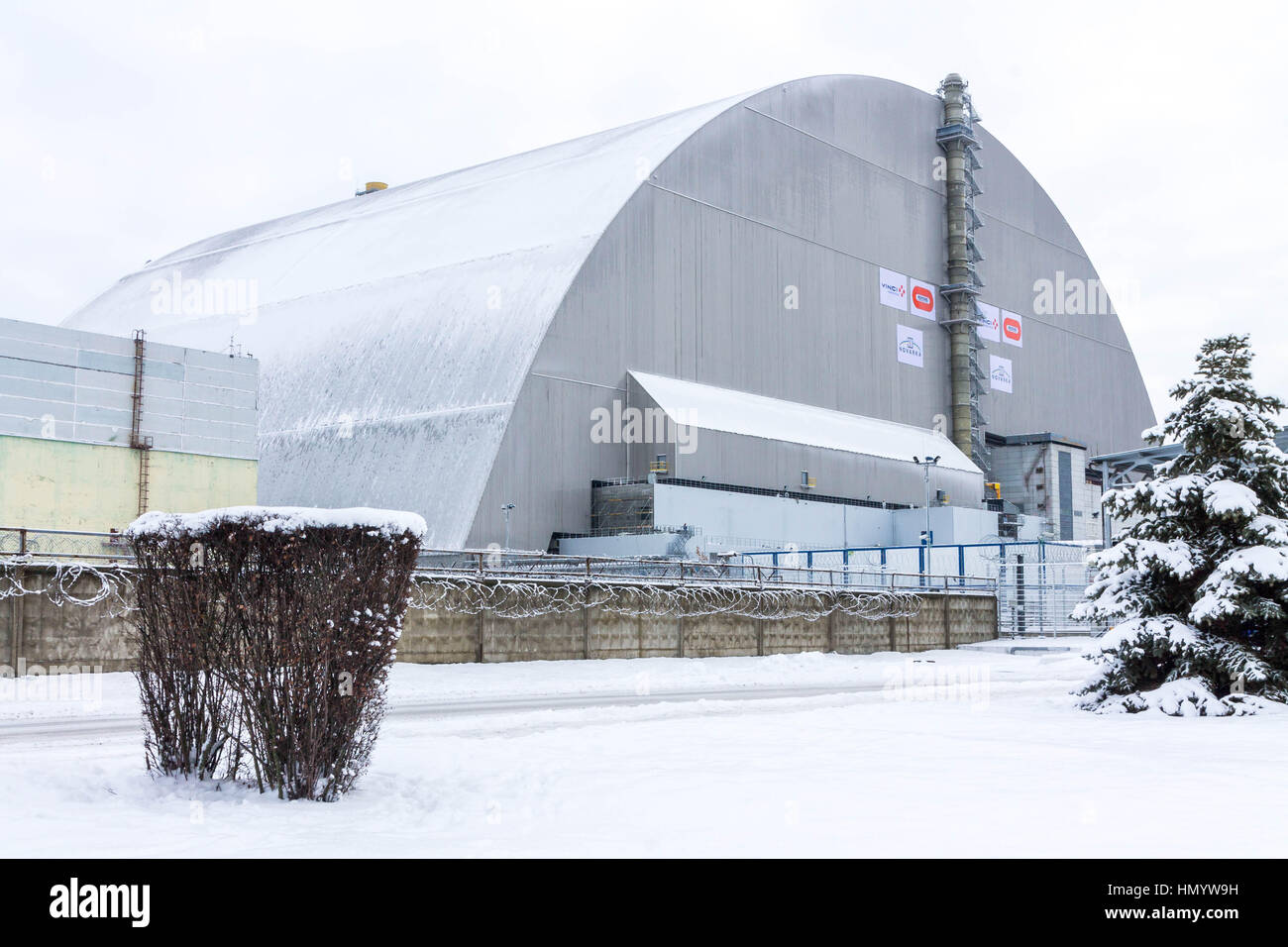 Il nuovo sarcofago oltre il quarto reattore presso la centrale nucleare di Cernobyl. L'Ucraina. Foto Stock