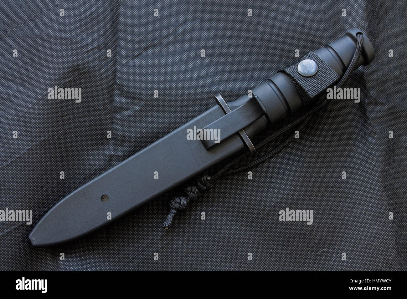 Tactical knifea caso. Coltello nero su uno sfondo nero per i militari. Foto Stock