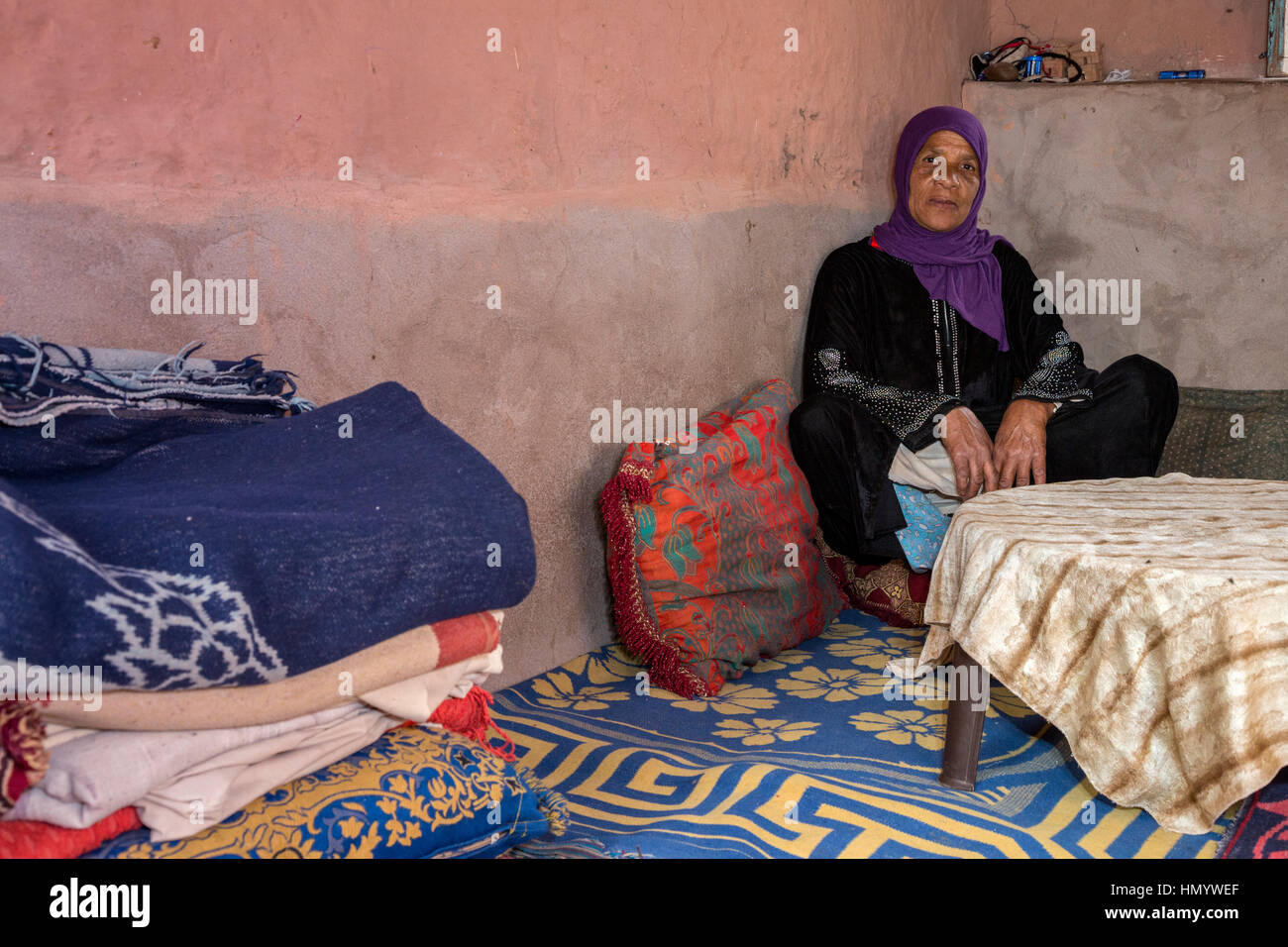 Il Marocco. Amazigh Berber donna nella sua casa, Ait Benhaddou Ksar, un sito del Patrimonio Mondiale. Foto Stock