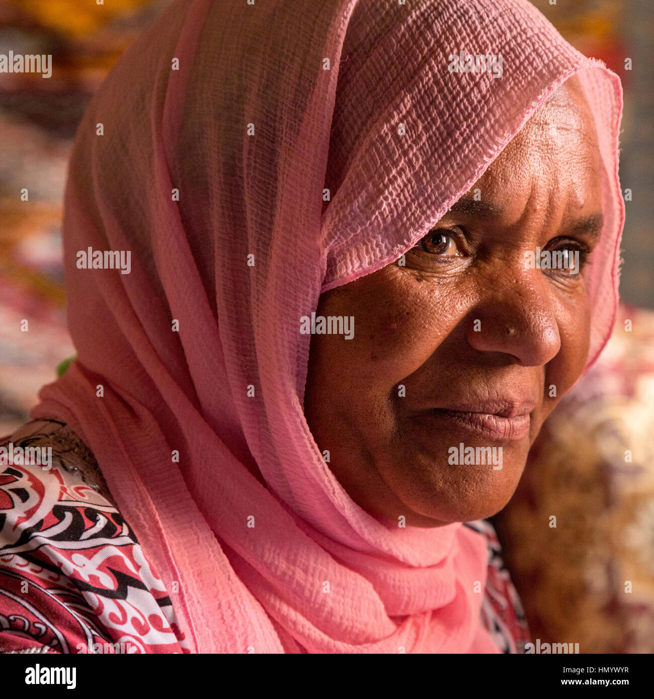 Il Marocco. Donna di mezza età di miscelati Arab-Berber etnia (Arab padre, Berber, madre). Ait Benhaddou Ksar, un sito del Patrimonio Mondiale. Foto Stock