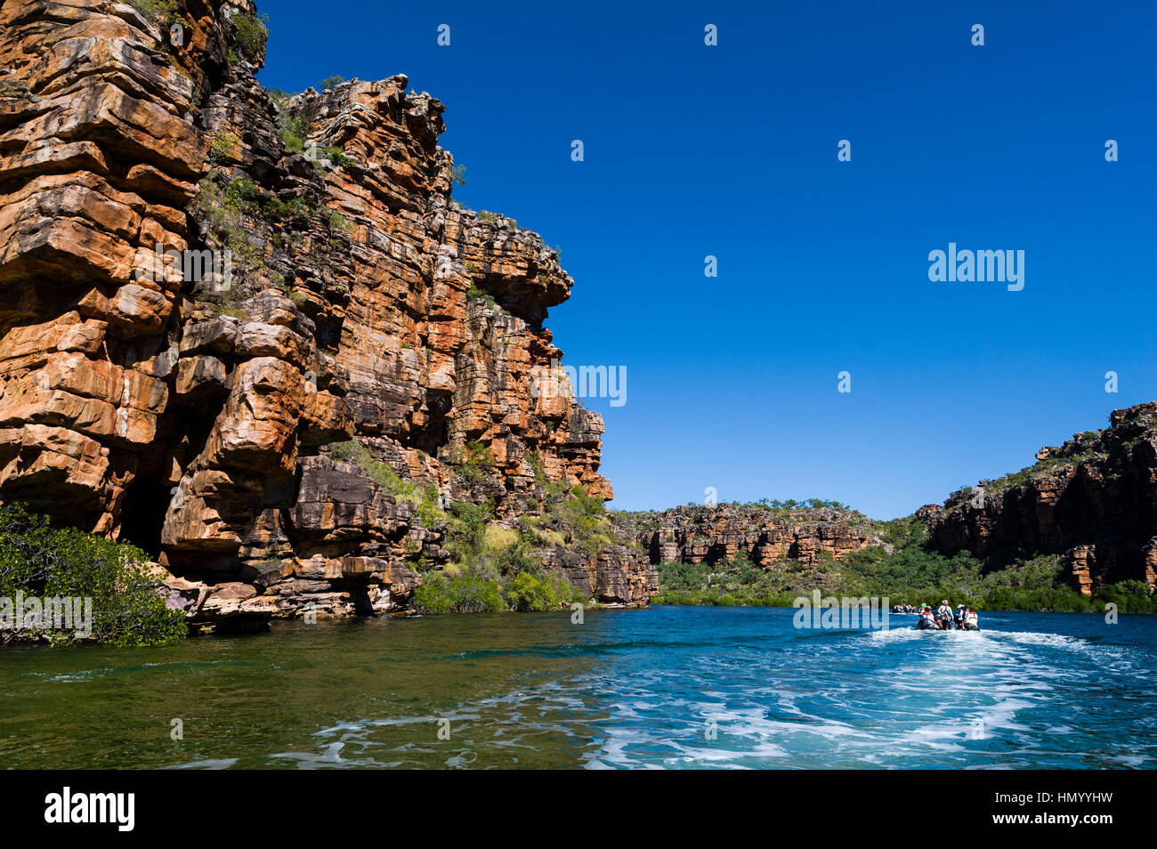 I turisti in uno squallido esplorare la geologia di un deserto gorge sulla costa di Kimberley. Foto Stock