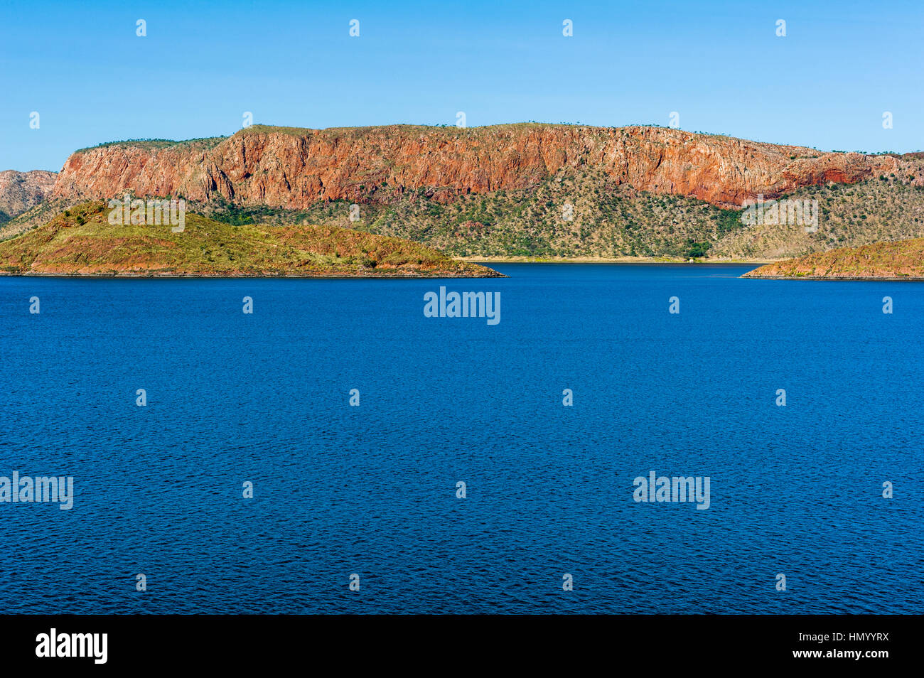 Il grande lago di acqua dolce Argyle circondato da delle montagne del deserto. Foto Stock