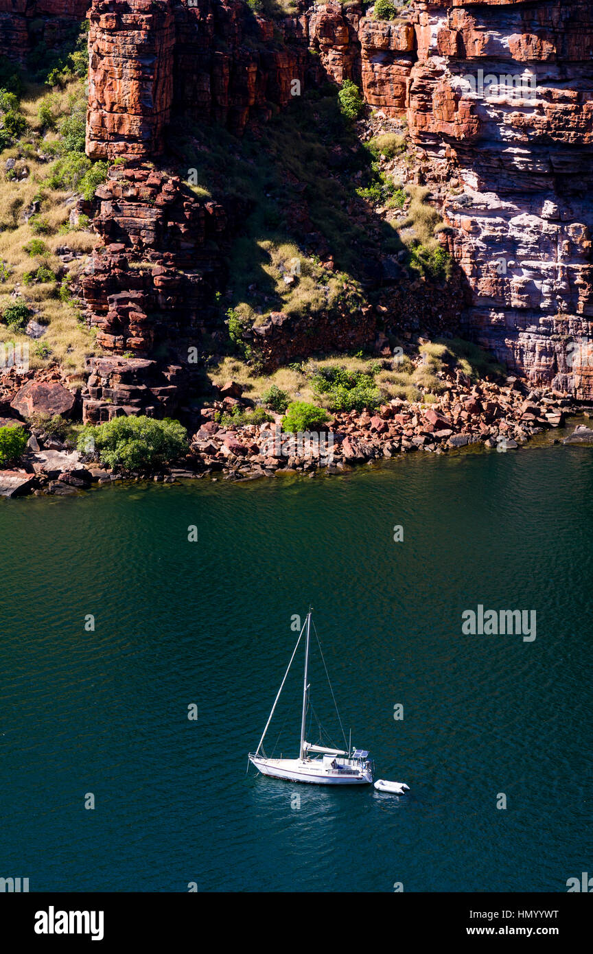 Uno yacht di esplorare in un deserto remoto canyon. Foto Stock